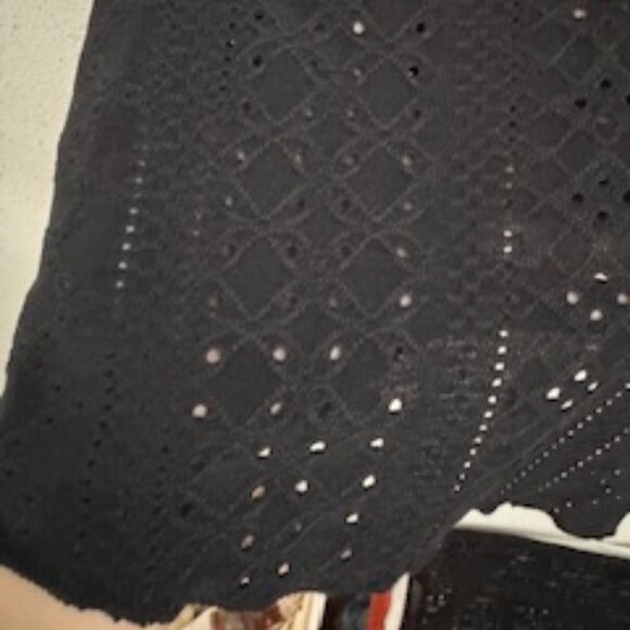 Top Sin Mangas con Encaje y Cuello en V (Sleeveless V-Neck Lace Trim Top) - Picture 2 of 5